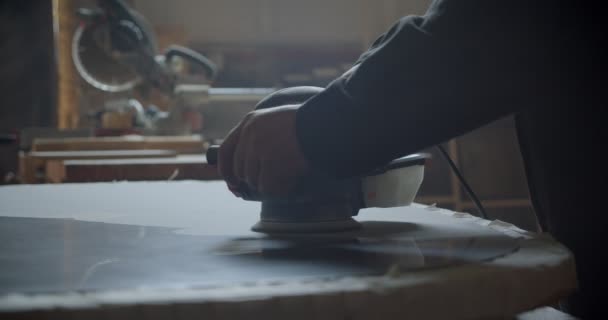 Close-up shot van slijpmachine polijsten van het houten bord bij Wood Factory. — Stockvideo