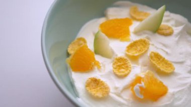 Meyve ve tahıl ve kaşık içine batırılmış olan lezzetli yoğurt kahvaltı kase Closeup ateş