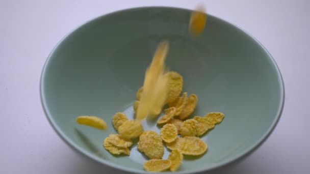Close-up schieten van cornflakes wordt gedropt in een ontbijt Bowl. Gezond en smakelijk alle Amerikaanse maaltijd — Stockvideo