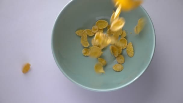 Poussée rapprochée de flocons de maïs tombés dans un bol de petit déjeuner. Sain et savoureux tous les aliments américains — Video