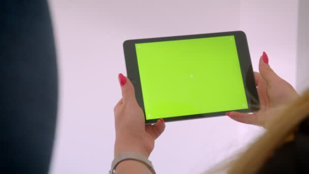 Handen van vrouwelijke Kaukasische Realtor tonen haar cliënten het appartement te koop met behulp van Tablet. — Stockvideo