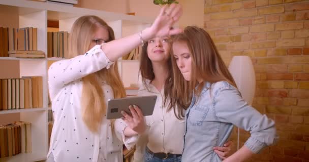 Närbild shoot av unga vackra lesbiska paret pratar med kvinnliga mäklaren om att köpa en lägenhet — Stockvideo