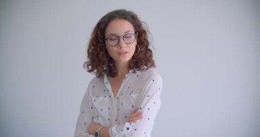 Gözlükgenç şık uzun saçlı iş kadını closeup ateş mutlu kollarını beyaz izole arka plan ile kameraya bakarak geçti sahip gülümseyerek