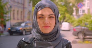 Hijab genç güzel müslüman kadın Closeup ateş mutlu şehir şehir açık havada kamera bakarak gülümseyerek