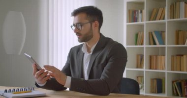 Tablet kullanarak gözlük yetişkin beyaz işadamı portre ve ofis kapalı kamera yeşil Chroma anahtar ekranı gösteren