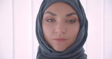 Beyaz ofis kapalı kamera bakarak hijab genç Müslüman çekici işkadını portre kapatmak