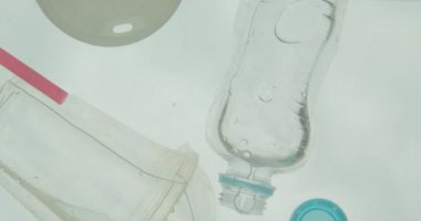 Okyanus suda plastik şişeler ve çöp yüzme çekim çekim