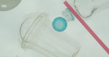 Plastik şişeler ve okyanus suda yüzen çöp çekim çekim