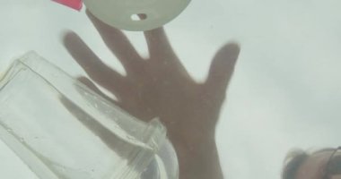 Plastik şişeler ve çöp okyanus suyu temizleme erkek el closeup ateş