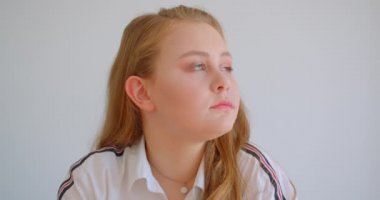 Genç güzel beyaz kız fotoğraf makinesinden mutlu kapalı apartmanda gülümsüyor bakıyor portre closeup