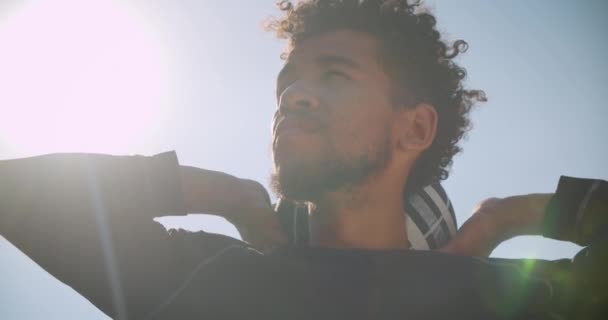 Retrato de primer plano del joven jugador de baloncesto afroamericano confiado lanzando una pelota en un aro al aire libre — Vídeos de Stock