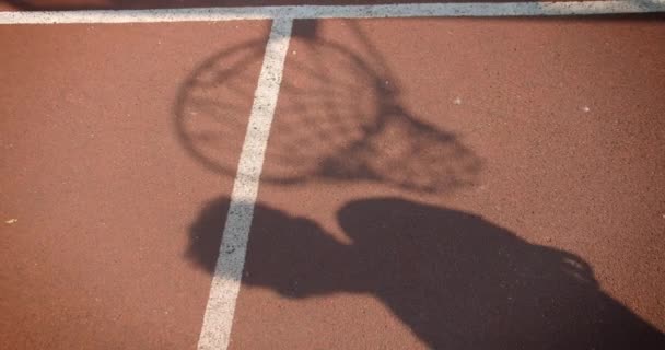 Крупный план портрета тени молодого привлекательного баскетболиста с обручем на открытом воздухе на площадке — стоковое видео