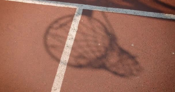 Retrato de primer plano de la sombra de la pelota de baloncesto lanzada en un aro al aire libre en la cancha — Vídeo de stock