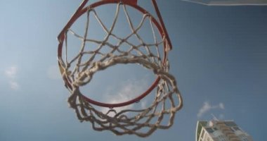 Basketbol topu bir çember açık havada mahkemenin içine atılmış olan closeup aşağı görünüm portre