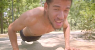 Açık havada genç güçlü gömleksiz African American erkek Park Push UPS yapma portre