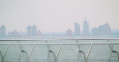 Arka planda güzel peyzaj ile aktif atletik kadın jogging ile açık havada modern köprü kentsel görünüm çekim