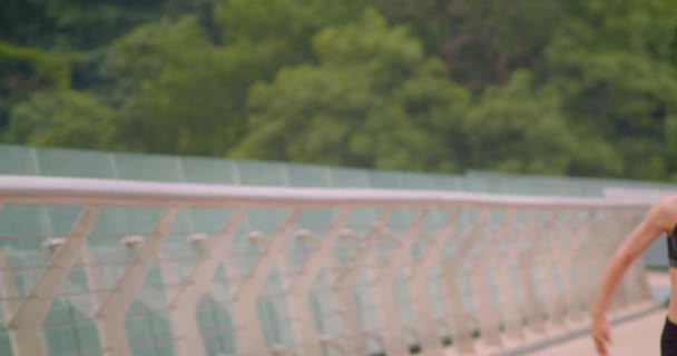 Kentsel şehir açık havada köprüde yüksek hızda genç güzel sportif kadın Runner jogging, ön portre — Stok video
