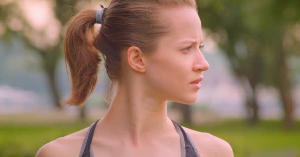 Close-up portret van jonge mooie sportieve fitness meisje in het Park in stedelijke stad buitenshuis — Stockvideo