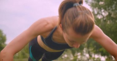 Kentsel şehir açık havada parkta Push UPS yapma genç Sevimli sportif Fitness kız portre kapatmak