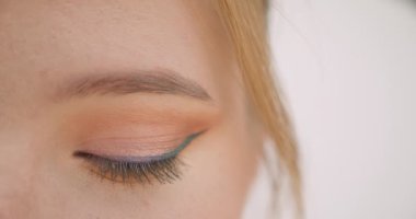 Beyaz üzerinde izole arka plan ile kamera görünümlü genç güzel beyaz kadın yüz closeup yarım yüz portre