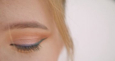 Beyaz üzerinde izole arka plan ile kamera görünümlü genç sarışın beyaz kadın yüz closeup yarım yüz portre