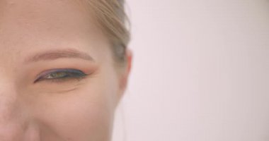 Beyaz üzerinde izole arka plan ile gülümseyen ifade ile kamera görünümlü göz ile genç Sevimli beyaz kadın yüz closeup yarım yüz portre