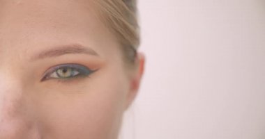 Beyaz üzerinde izole arka plan ile baştan çıkarıcı kamera görünümlü göz ile genç Sevimli beyaz kadın yüz closeup yarım yüz portre