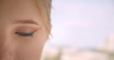 Kamera açık havada görünümlü göz ile genç Sevimli beyaz kadın yüz closeup yarım yüz portre