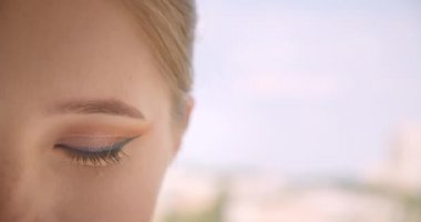 Genç Sevimli beyaz kadın yüz closeup yarım yüz portre göz kamera baştan çıkarıcı beyaz üzerinde izole arka plan ile kaş yetiştirmek bakıyor