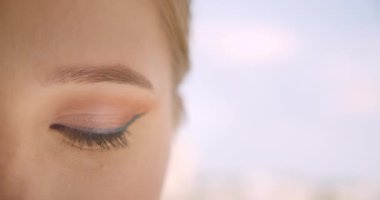 Güzel açık havada kamera görünümlü göz ile genç Sevimli beyaz kadın yüz closeup yarım yüz portre