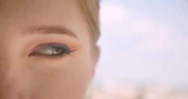 Açık havada mutlu ifade ile kamera görünümlü genç güzel beyaz kadın yüz closeup yarım yüz portre