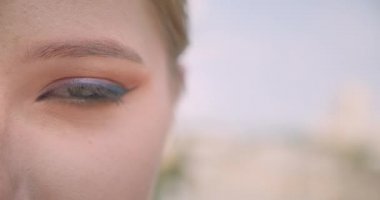 Kamera açık havada görünümlü göz ile genç büyüleyici beyaz kadın yüz closeup yarım yüz portre