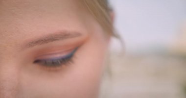 Kamera masum yanıp sönen açık havada görünümlü genç güzel beyaz kadın yüz closeup yarım yüz portre