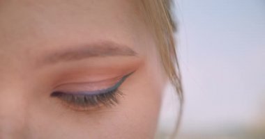 Kamera baştan çıkarıcı açık havada yanıp sönen göz görünümlü genç neşeli beyaz kadın yüz closeup yarım yüz portre