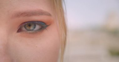 Kamera açık havada görünümlü genç baştan çıkarıcı beyaz kadın yüz closeup yarım yüz portre