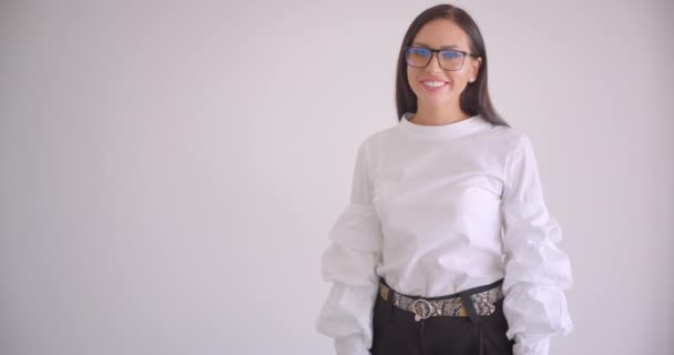 Gros plan portrait de jeune femme d'affaires caucasienne confiante dans des lunettes regardant la caméra souriant joyeusement debout dans l'appartement blanc — Video