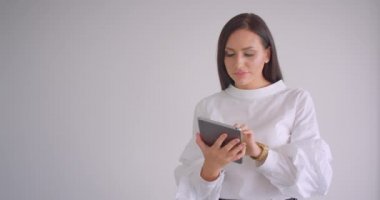 Tablet kullanarak Gözlük Genç güzel beyaz işkadını portre ve kamera yeşil Chroma anahtar ekranı gösteren