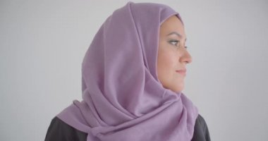 Başörtüsü genç güzel müslüman kadının closeup portre arka plan beyaz izole kamera bakarak