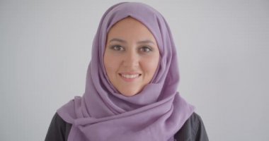 Başörtüsü genç güzel müslüman kadının closeup portre kamera beyaz izole arka plan ile neşeyle gülümseyen bakarak