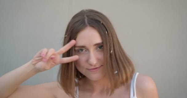 Close-up tiro de jovem muito caucasiano fêmea com anéis de cabelo e maquiagem brilho dançando retro alegremente olhando para a câmera na sala branca dentro de casa — Vídeo de Stock