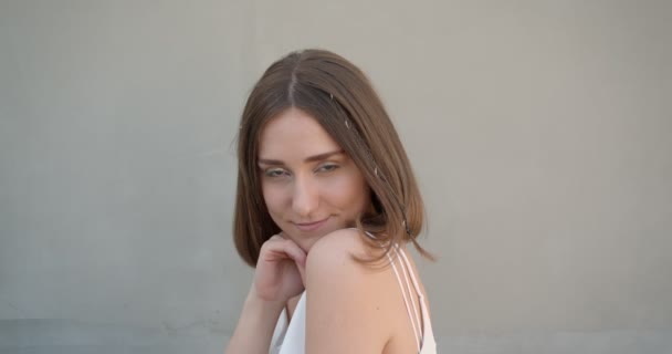 Close-up shoot van jonge mooie Kaukasische vrouw met haar ringen en glitter make-up glimlachend vrolijk poseren voor de camera in de witte kamer binnenshuis — Stockvideo