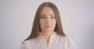 Gözlüklü genç, beyaz beyaz bir kadın, arka plan beyaz izole edilmiş mutlu bir şekilde gülümseyen kameraya bakan yakın çekim portre