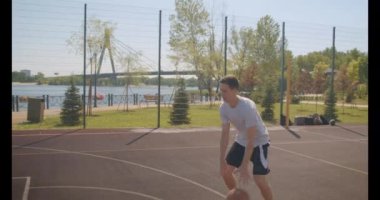 Genç çekici beyaz erkek basketbolcu saha açık havada çember bir top atma Closeup portre