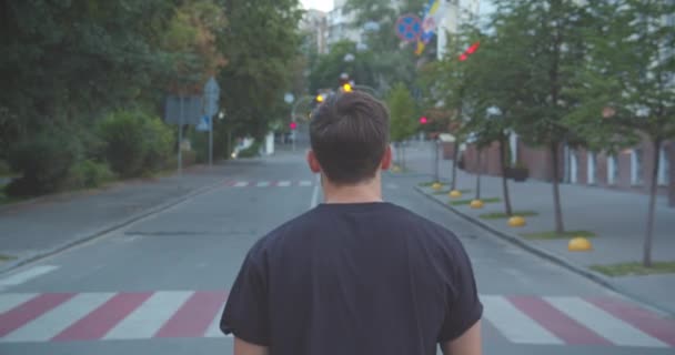 Closeup portré felnőtt kaukázusi sportos férfi kocogó sétál az utcán a városi város a szabadban — Stock videók