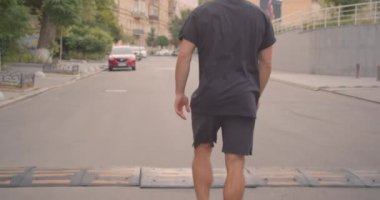Şehir şehir açık sokakta yürüyen yetişkin motive sportif erkek koşucu Closeup portre
