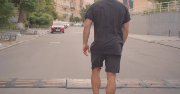 Close-up portret van volwassen gemotiveerde sportieve mannelijke jogger wandelen in de straat in de stedelijke stad buitenshuis — Stockvideo