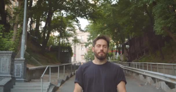 Portrait rapproché d'un joggeur masculin sportif motivé qui descend les escaliers dans la rue de la ville urbaine en plein air — Video