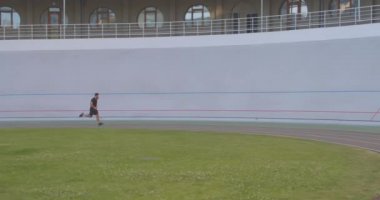 Şehir açık havada stadyumda koşu yetişkin kafkas sportif erkek koşucu hareketli portre