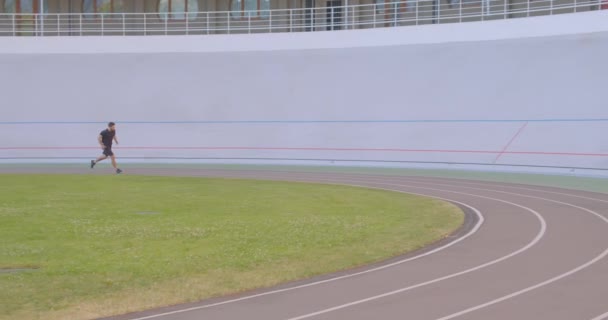 Closeup portrét dospělého mužského sportovce s běžcem na stadionu v městském městě — Stock video
