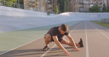 Şehir şehir açık stadyum ısınma yetişkin kafkas sportif erkek koşucu Closeup portre